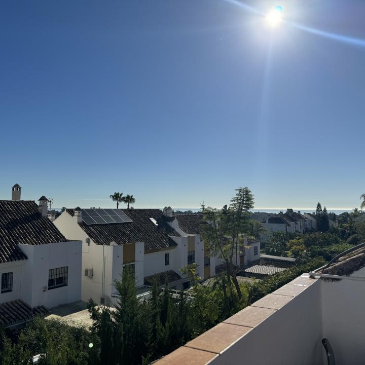 Lovely townhouse nestled in the established residential area of Monte Biarritz, on the border between Marbella and Estepona. Picture 12