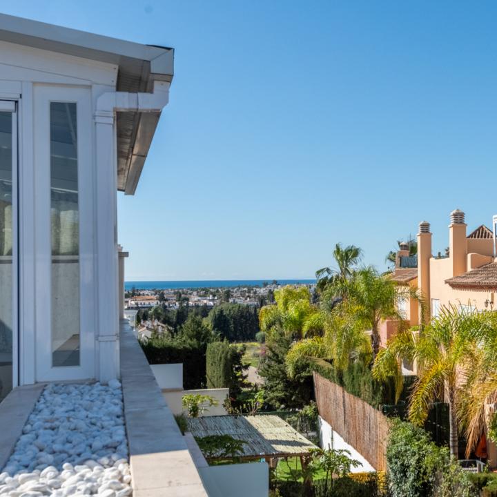 Attractive penthouse apartment with a large covered & open terrace close to the beach and to Puerto Banus! Picture 2