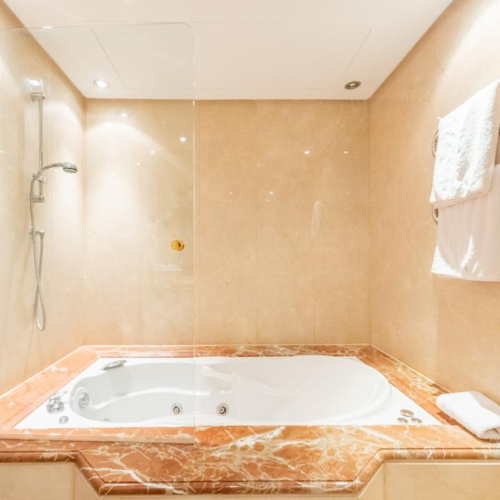 Fabulous penthouse in the beachfront luxury complex of Torre Bermeja on the New Golden Mile of Estepona! Picture 15