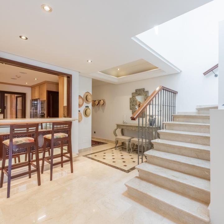 Fabulous penthouse in the beachfront luxury complex of Torre Bermeja on the New Golden Mile of Estepona! Picture 16