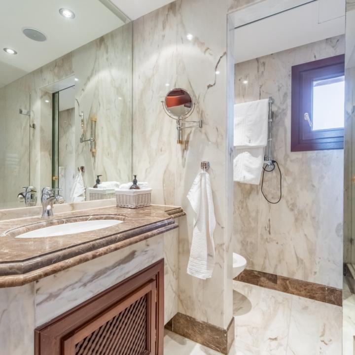 Fabulous penthouse in the beachfront luxury complex of Torre Bermeja on the New Golden Mile of Estepona! Picture 17