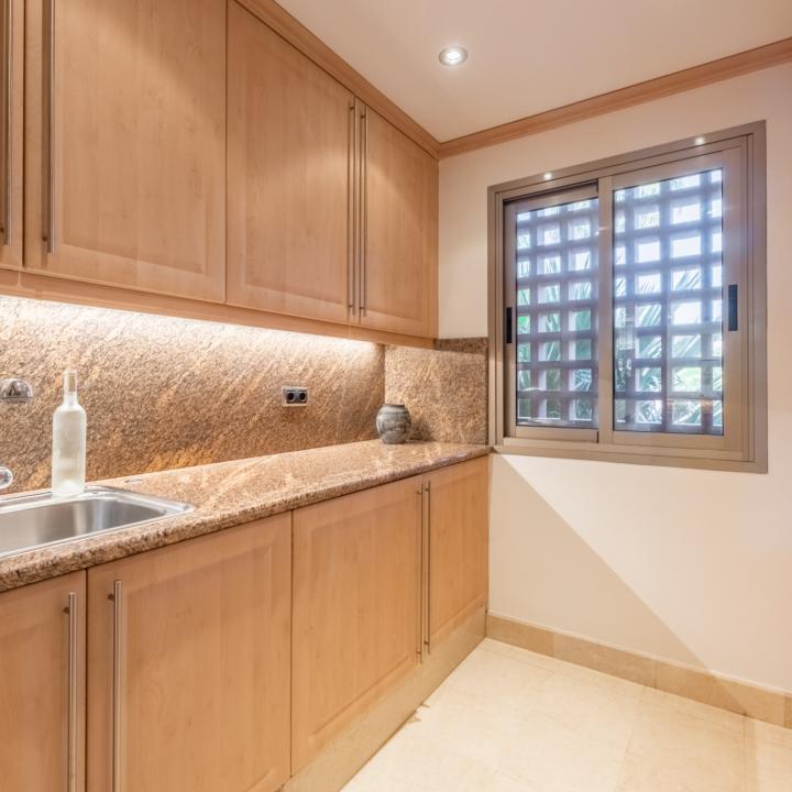 Fabulous penthouse in the beachfront luxury complex of Torre Bermeja on the New Golden Mile of Estepona! Picture 21