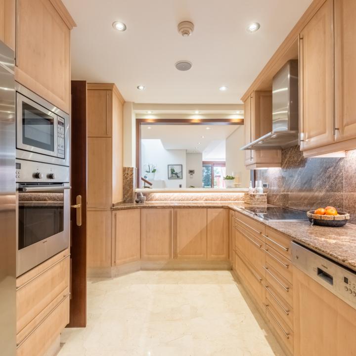Fabulous penthouse in the beachfront luxury complex of Torre Bermeja on the New Golden Mile of Estepona! Picture 22
