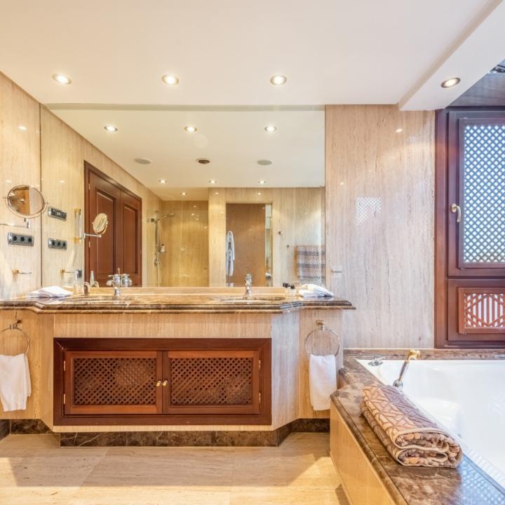 Fabulous penthouse in the beachfront luxury complex of Torre Bermeja on the New Golden Mile of Estepona! Picture 26