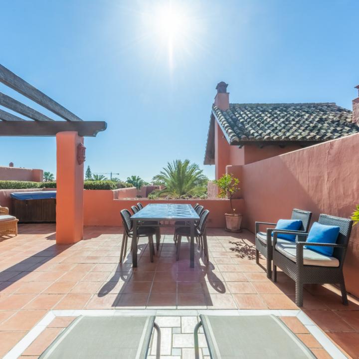 Fabulous penthouse in the beachfront luxury complex of Torre Bermeja on the New Golden Mile of Estepona! Picture 2