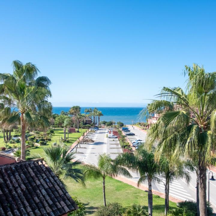Fabulous penthouse in the beachfront luxury complex of Torre Bermeja on the New Golden Mile of Estepona! Picture 3