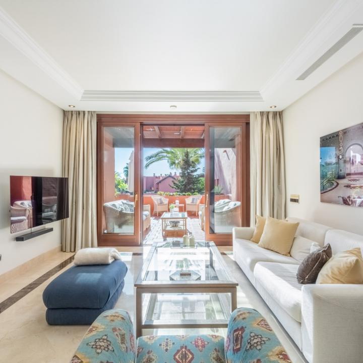 Fabulous penthouse in the beachfront luxury complex of Torre Bermeja on the New Golden Mile of Estepona! Picture 5