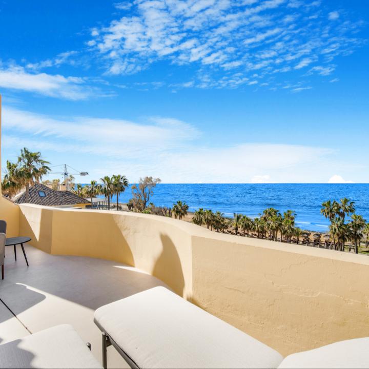 Exceptional four bedroom, duplex penthouse in Rio Real Playa with panoramic sea views Picture 7