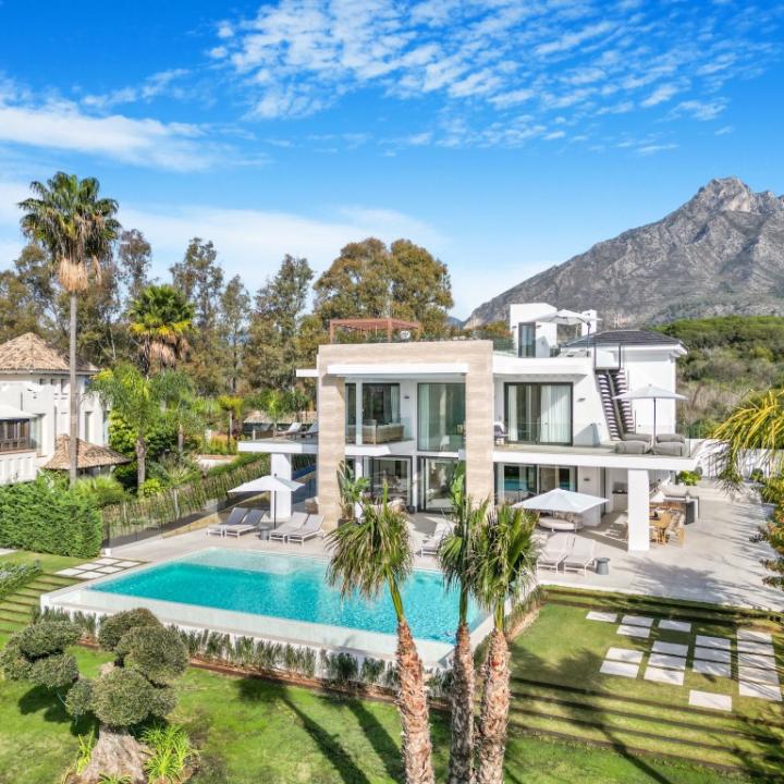 Exclusive six bedroom, south facing villa in the prestigious gated community, Villas Del Marquez on Marbella’s Golden Mile Picture 10