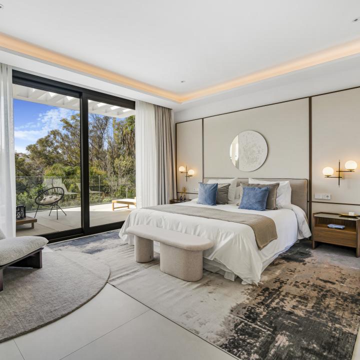Exclusive six bedroom, south facing villa in the prestigious gated community, Villas Del Marquez on Marbella’s Golden Mile Picture 12