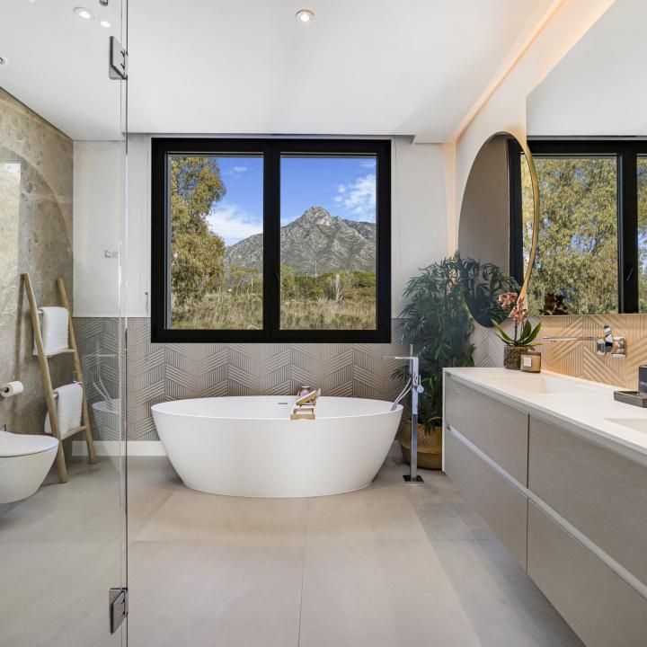 Exclusive six bedroom, south facing villa in the prestigious gated community, Villas Del Marquez on Marbella’s Golden Mile Picture 15