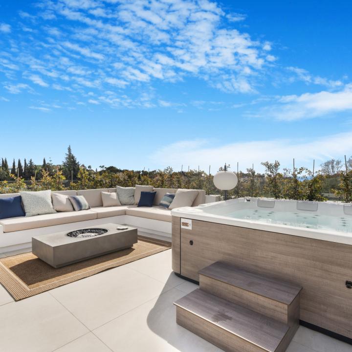 Exclusive six bedroom, south facing villa in the prestigious gated community, Villas Del Marquez on Marbella’s Golden Mile Picture 17