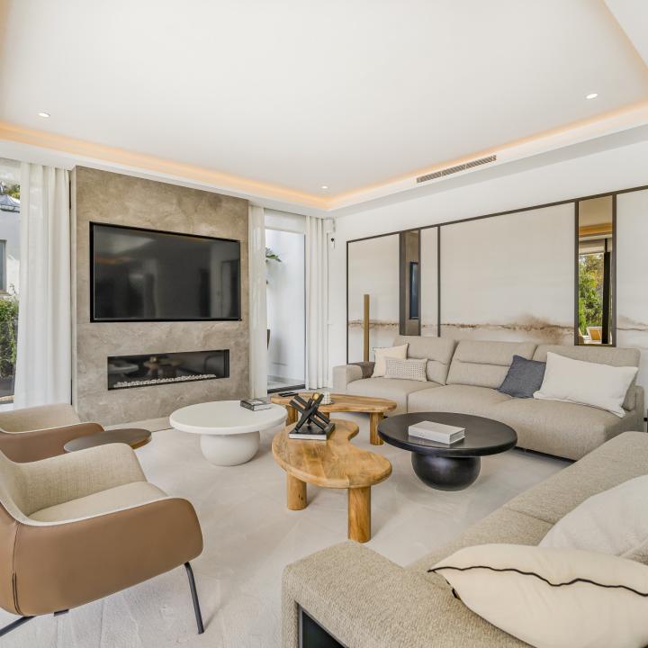 Exclusive six bedroom, south facing villa in the prestigious gated community, Villas Del Marquez on Marbella’s Golden Mile Picture 1