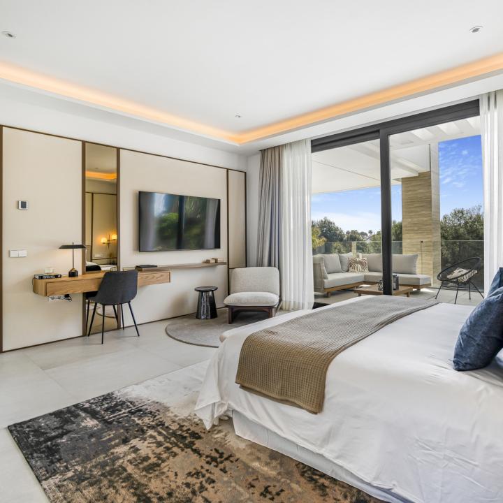 Exclusive six bedroom, south facing villa in the prestigious gated community, Villas Del Marquez on Marbella’s Golden Mile Picture 19