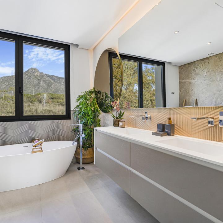 Exclusive six bedroom, south facing villa in the prestigious gated community, Villas Del Marquez on Marbella’s Golden Mile Picture 20