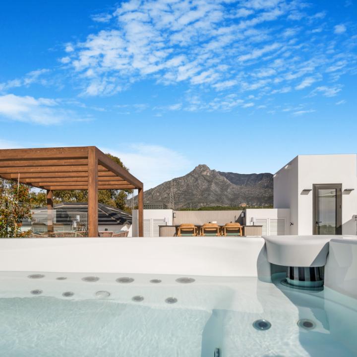 Exclusive six bedroom, south facing villa in the prestigious gated community, Villas Del Marquez on Marbella’s Golden Mile Picture 24