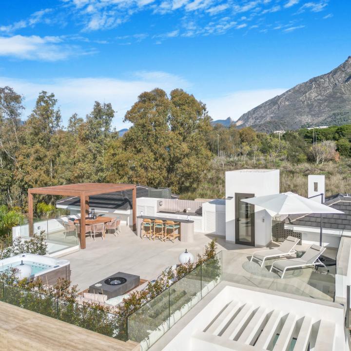 Exclusive six bedroom, south facing villa in the prestigious gated community, Villas Del Marquez on Marbella’s Golden Mile Picture 25