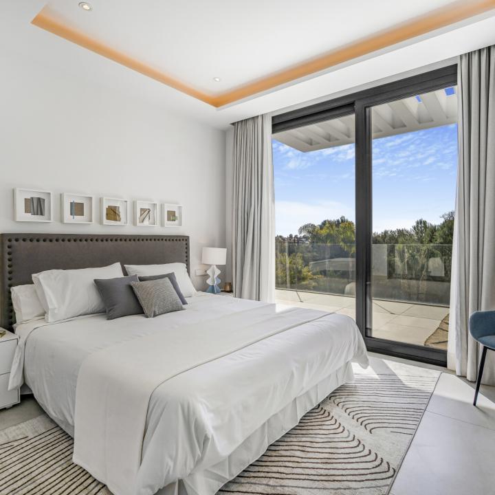 Exclusive six bedroom, south facing villa in the prestigious gated community, Villas Del Marquez on Marbella’s Golden Mile Picture 27