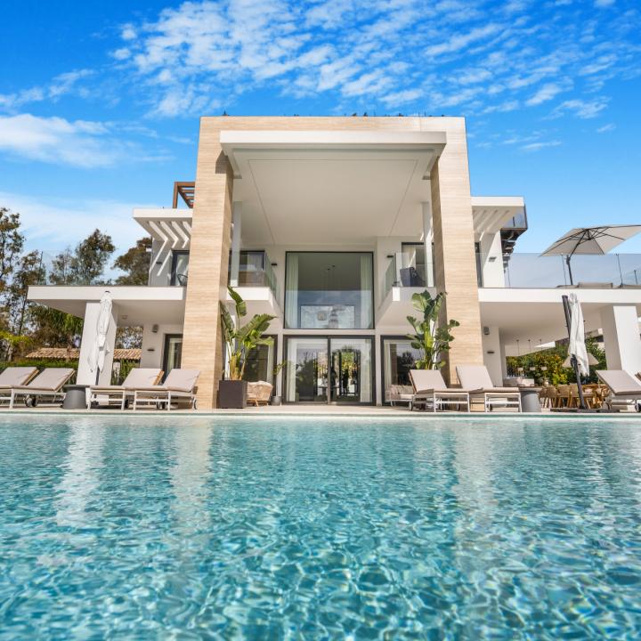 Exclusive six bedroom, south facing villa in the prestigious gated community, Villas Del Marquez on Marbella’s Golden Mile Picture 30
