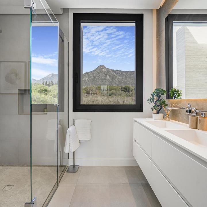 Exclusive six bedroom, south facing villa in the prestigious gated community, Villas Del Marquez on Marbella’s Golden Mile Picture 33