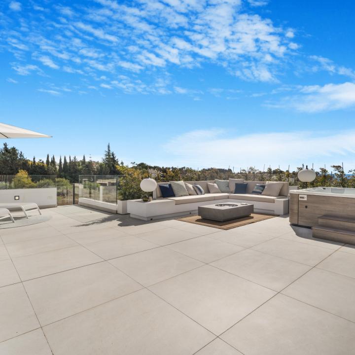 Exclusive six bedroom, south facing villa in the prestigious gated community, Villas Del Marquez on Marbella’s Golden Mile Picture 37