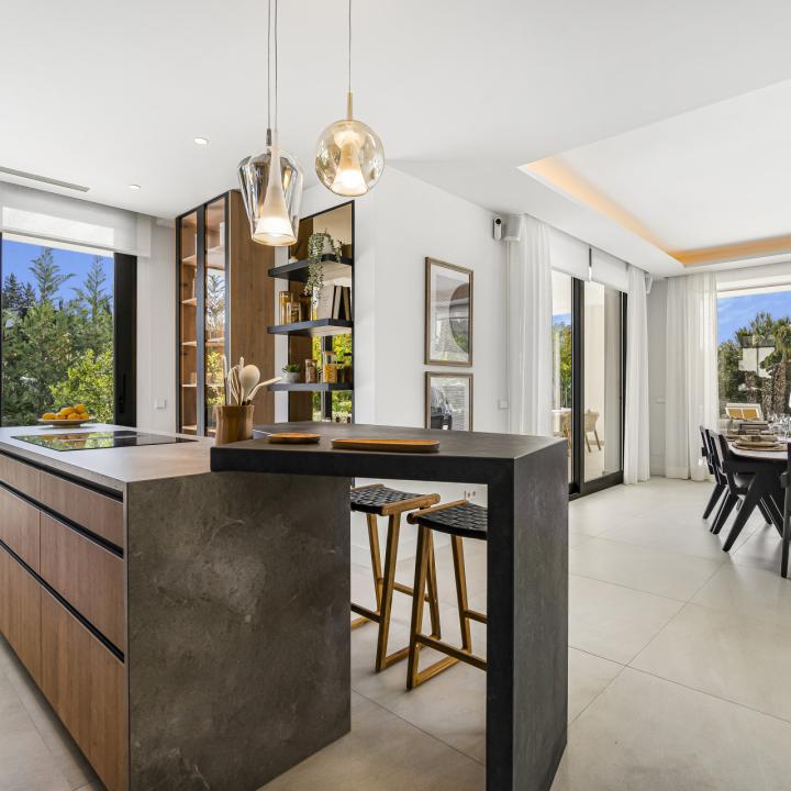 Exclusive six bedroom, south facing villa in the prestigious gated community, Villas Del Marquez on Marbella’s Golden Mile Picture 45