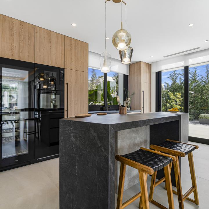 Exclusive six bedroom, south facing villa in the prestigious gated community, Villas Del Marquez on Marbella’s Golden Mile Picture 5