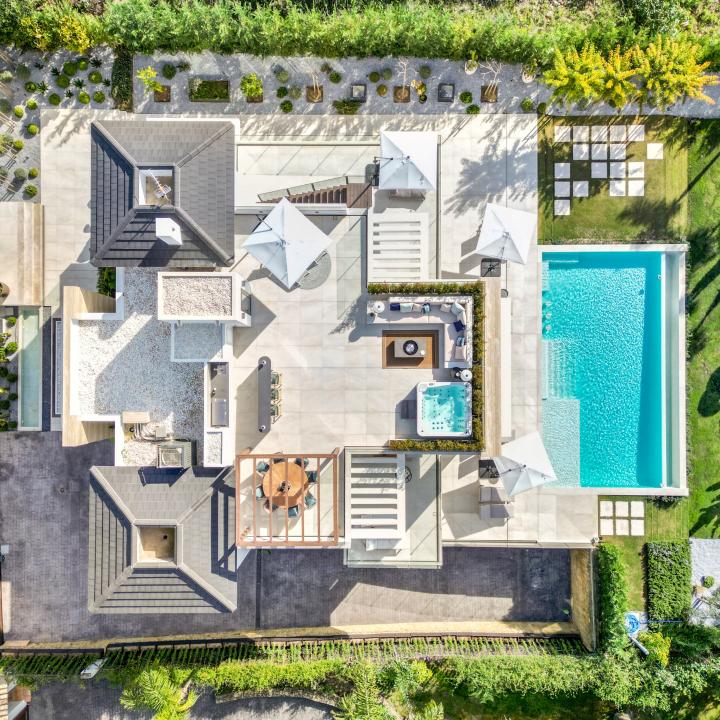Exclusive six bedroom, south facing villa in the prestigious gated community, Villas Del Marquez on Marbella’s Golden Mile Picture 6