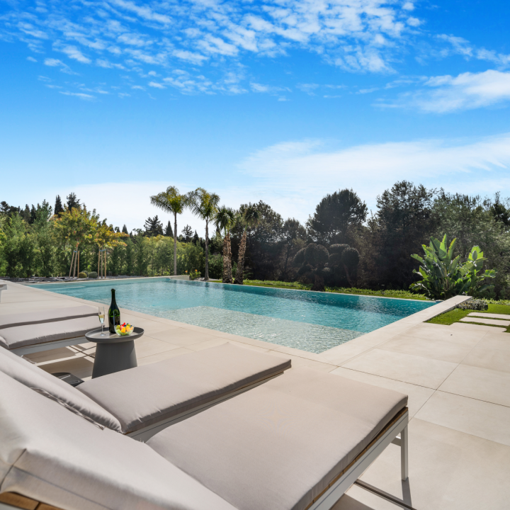 Exclusive six bedroom, south facing villa in the prestigious gated community, Villas Del Marquez on Marbella’s Golden Mile Picture 2