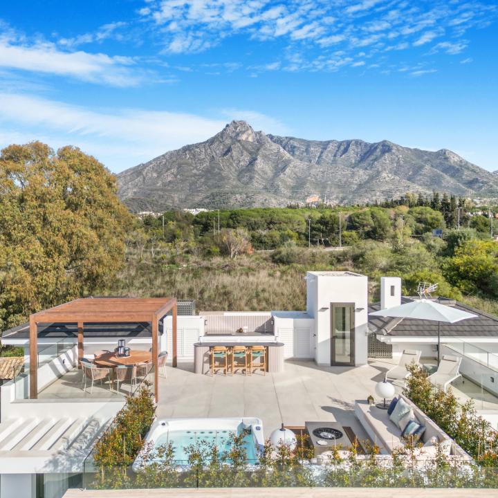 Exclusive six bedroom, south facing villa in the prestigious gated community, Villas Del Marquez on Marbella’s Golden Mile Picture 8